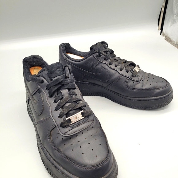 black low top forces
